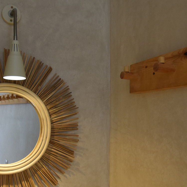 private room 4 Mirror and faucet in private room bathroom